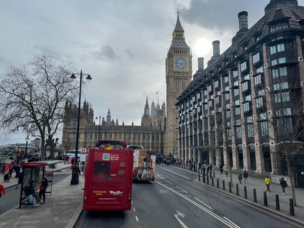 Ministrul afacerilor externe, Oana Țoiu, în vizită la Oxford, evidențiind angajamentul României față de cultura și educația în limba română Oana Țoiu, ministrul afacerilor externe al României, a efectuat marți o vizită oficială la Universitatea Oxford, în cadrul unui efort de a întări prezența și colaborarea culturală a țării noastre în inima educației și cercetării din Marea Britanie