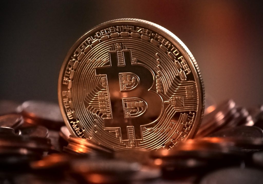 Controversia privind originea și influența reală a Bitcoin devine, din ce în ce mai intensă, în lumina unor declarații și evenimente recente