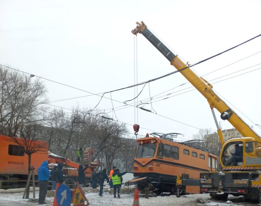 Traficul tramvaielor din București a fost perturbat semnificativ în noaptea de duminică spre luni, cauzată de zăpada abundentă și temperaturile extrem de scăzute care au pus la încercare infrastructura de transport în comun