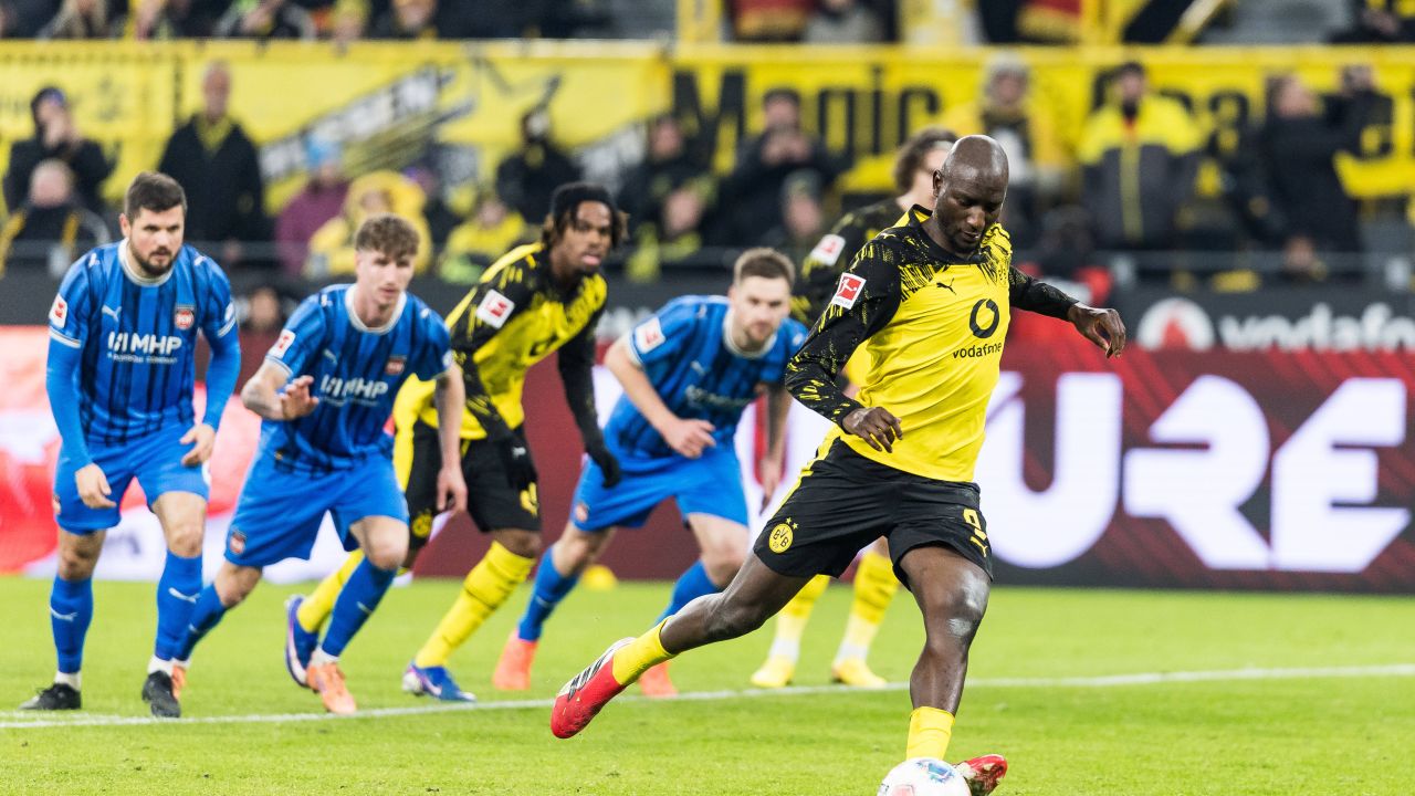 Borussia Dortmund își păstrează parcursul în Bundesliga cu o victorie dramatică Borussia Dortmund a obținut duminică seara o victorie importantă pe teren propriu, în fața grupării Heidenheim, scor 3-2, în cadrul etapei a 20-a din Bundesliga