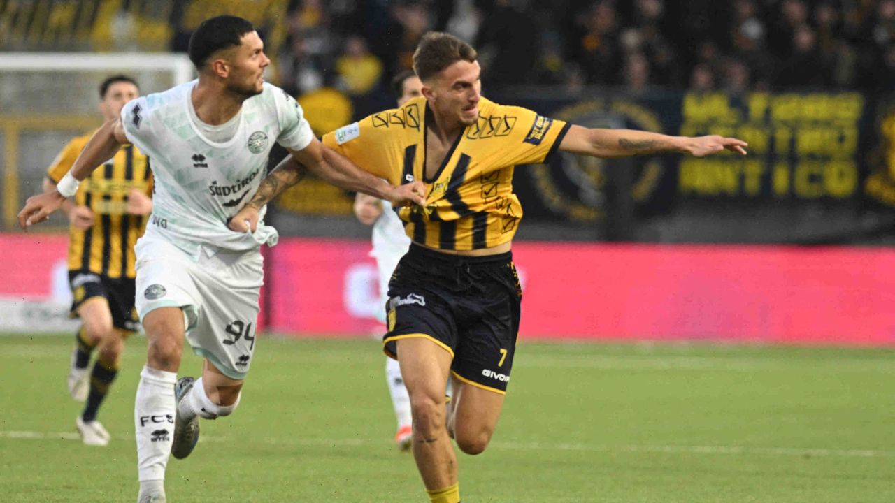 Transfer de Impact: Atacantul Român Burnete, Împrumutat la Juve Stabia Într-o mișcare surprinzătoare care ar putea să influențeze parcursul carierei sale, atacantul român Latteș Burnete a fost împrumutat de clubul Lecce la echipa Juve Stabia, din ligile inferioare ale fotbalului italian, Serie B