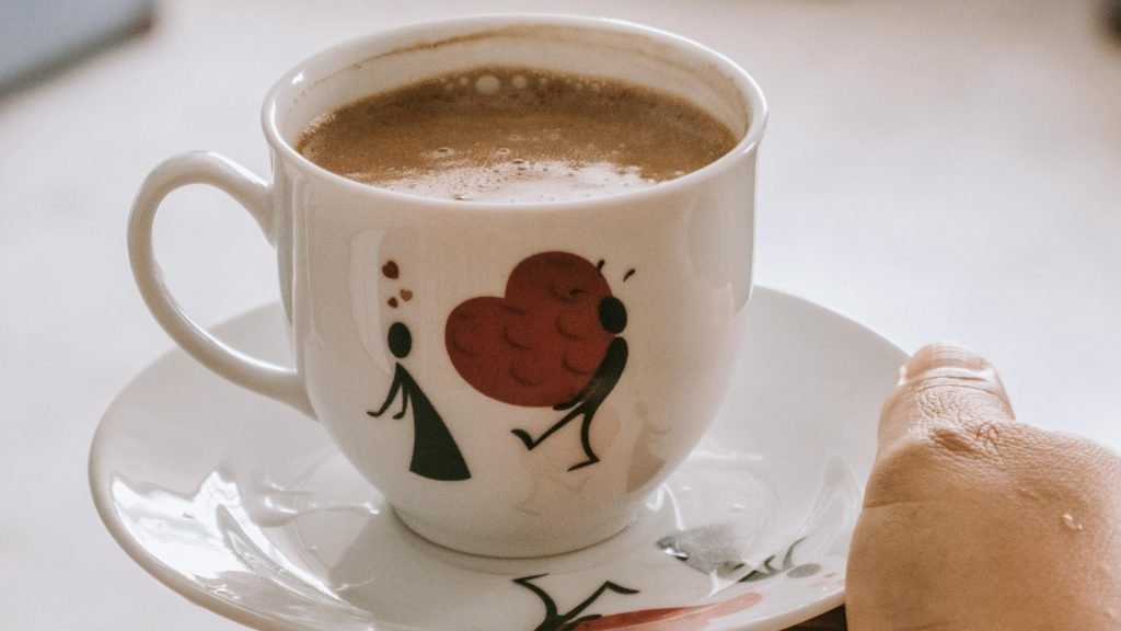 O cafenea din București, recunoscută internațional pentru calitatea excepțională a cafelei de specialitate pe care o servește, a reușit să cucerească un loc de prestigiu în topul mondial al celor mai bune cafenele