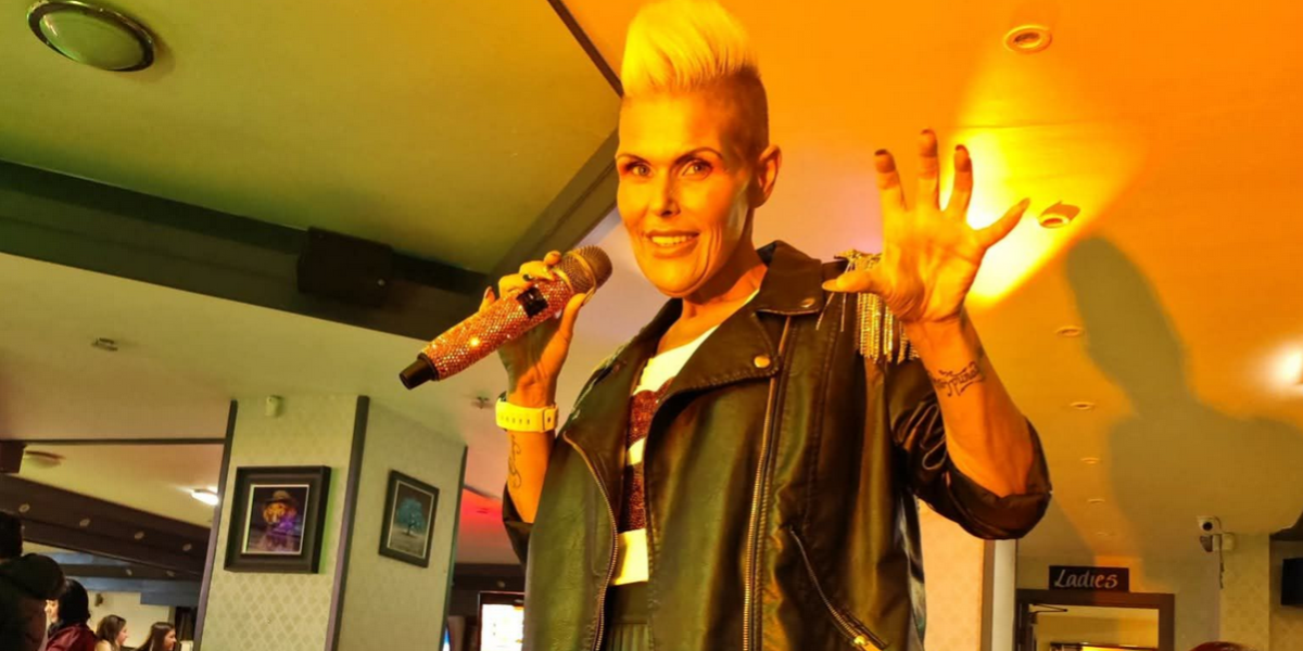 O tristețe fără margini pentru comunitatea din Widnes: Beverley Sinnott a pierdut lupta cu boala Beverley Sinnott, iubită cântăreață și personalitate vibrantă, a trecut în neființă la vârsta de 49 de ani, în dimineața zilei de marți