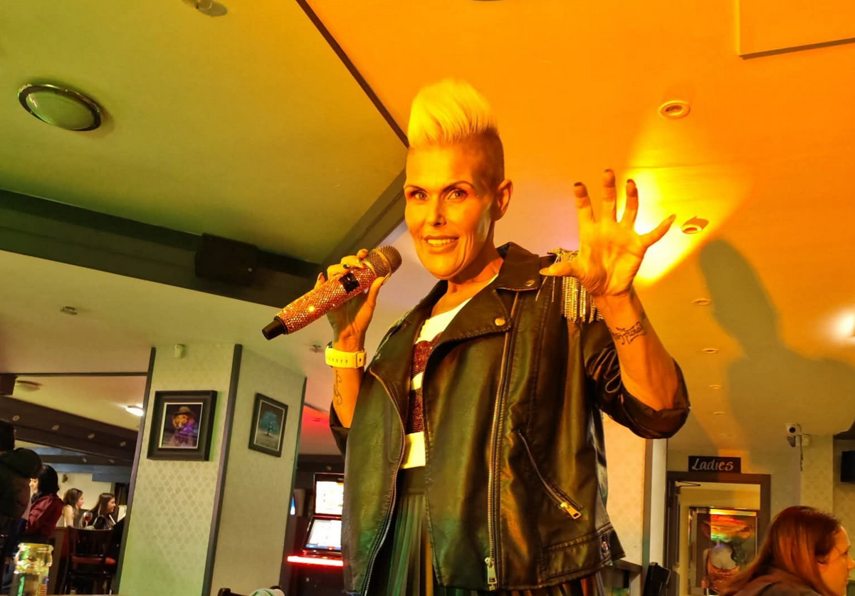 O tristețe fără margini pentru comunitatea din Widnes: Beverley Sinnott a pierdut lupta cu boala Beverley Sinnott, iubită cântăreață și personalitate vibrantă, a trecut în neființă la vârsta de 49 de ani, în dimineața zilei de marți