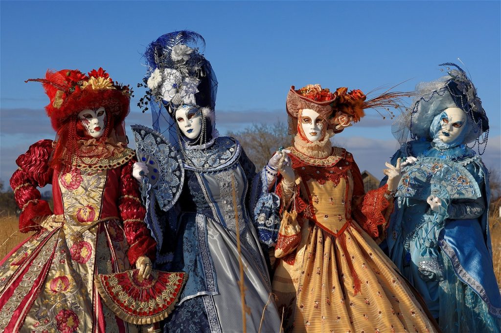 Veneția s-a transformat din nou în capitala carnavalurilor de modă, astfel încât ediția din 2026 a Carnavalului de la Veneția — sub tema „Olympus – Originile Jocului” — a atras zeci de mii de vizitatori din întreaga lume, marcând o ediție record în ceea ce privește diversitatea națională și atmosferă festivă