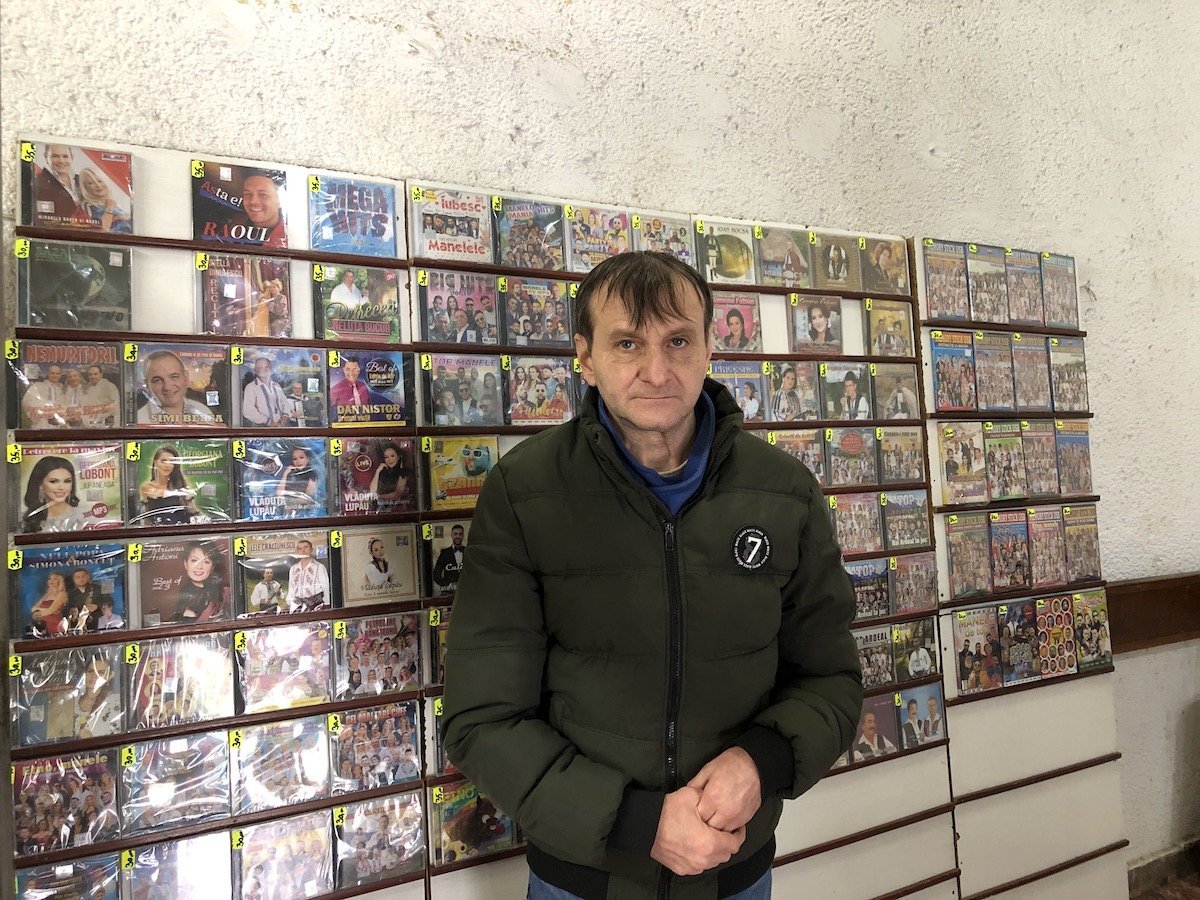 Dumbrava, centrul istoric al Sibiului, păstrează încă amintirea unei epoci trecute printr-un mic colț de pop culture: un stand de CD-uri gestionat de Daniel Oprea, care funcționează de aproape trei decenii