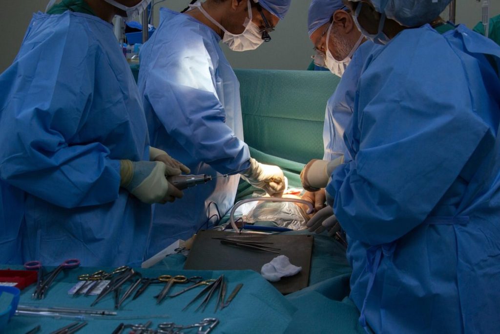Inovație în medicină: Chirurgi americani mențin în viață un pacient fără plămâni, pentru 48 de ore, cu ajutorul unui sistem artificial extrem de sofisticat O descoperire revoluționară a reconfigurat limitele intervențiilor chirurgicale în domeniul transplanturilor pulmonare