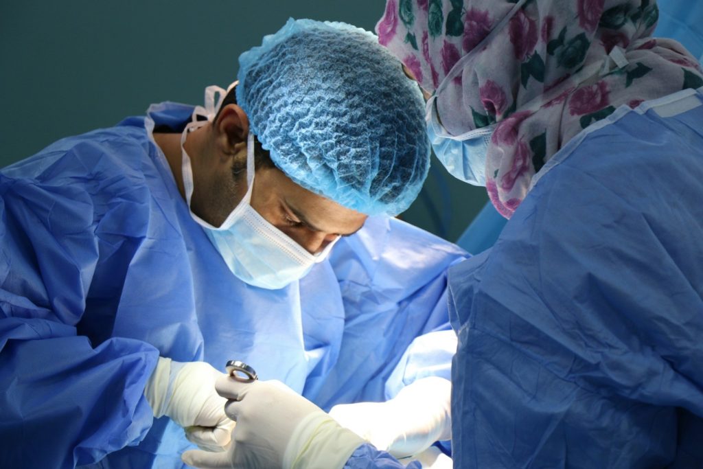 Belgienii impun pregătirea militară obligatorie pentru studenții la medicină Guvernul din Belgia intenționează să impună o măsură inedită în sistemul educațional medical: toți studenții la medicină vor fi obligați să urmeze o pregătire obligatorie în domeniul medicinei militare