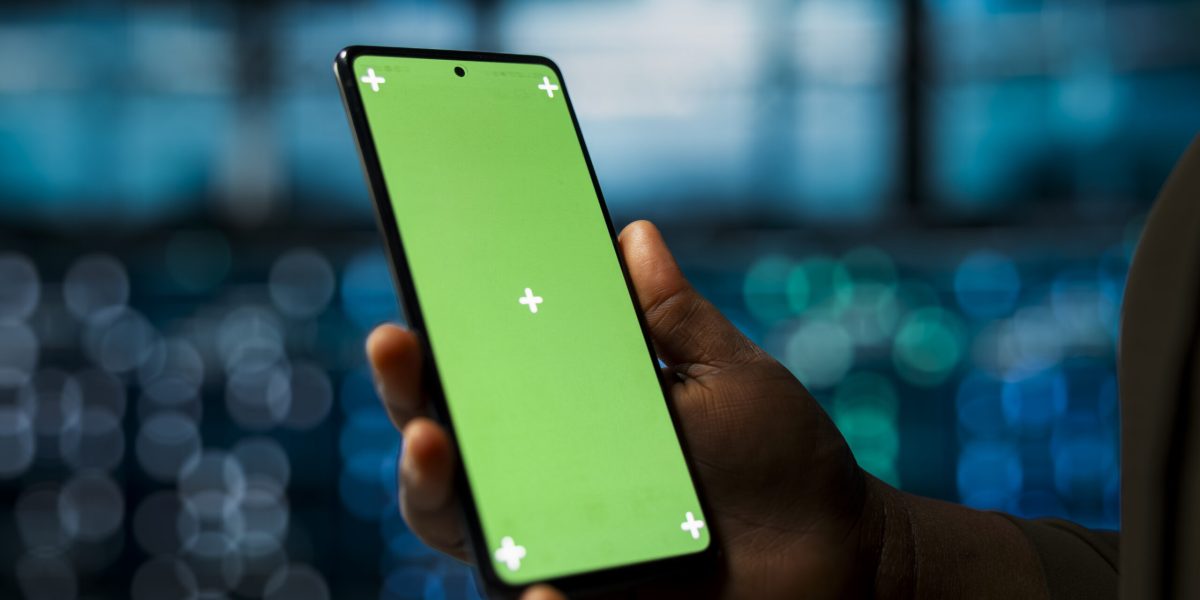 close-up-data-center-system-administrator-using-green-screen-smartphone-optimize-network-scaled.jpg - StiriAlese