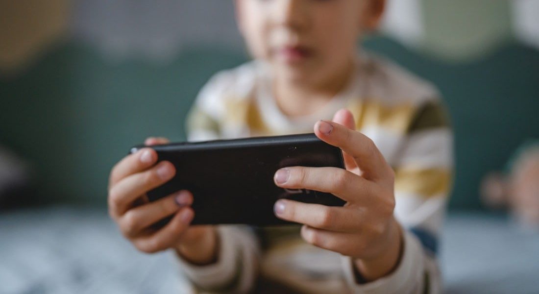 copii-carti-telefoane.jpg - StiriAlese