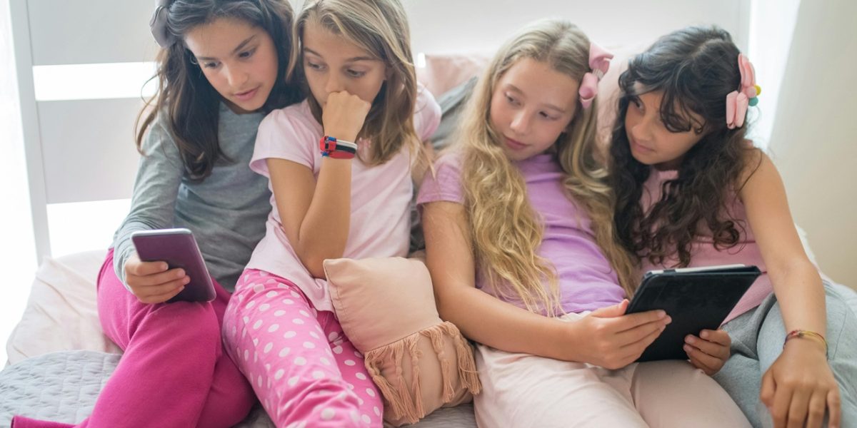 copii-telefon-mobil-retele-sociale.jpg - StiriAlese