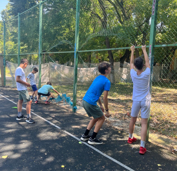 copiii-reabiliteaza-terenul-1.png - StiriAlese