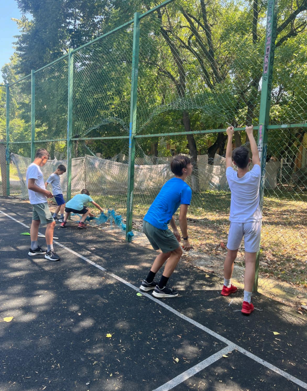 Sectorul 1: Teren de fotbal inaugurat, dar absent din acte. Copiii plătesc!