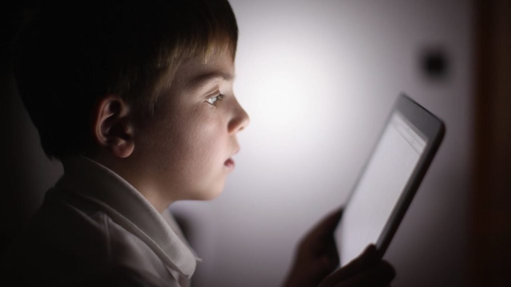Într-o lume în care copiii devin tot mai prezenți în mediul digital, părinții trebuie să găsească cele mai eficiente metode de a gestiona această expunere, fără a genera conflicte sau a crea restricții inutile