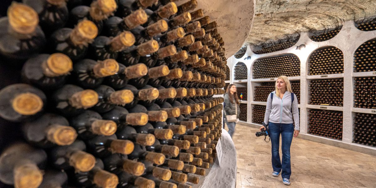 crama-moldova-sticle-cu-vin.jpg - StiriAlese