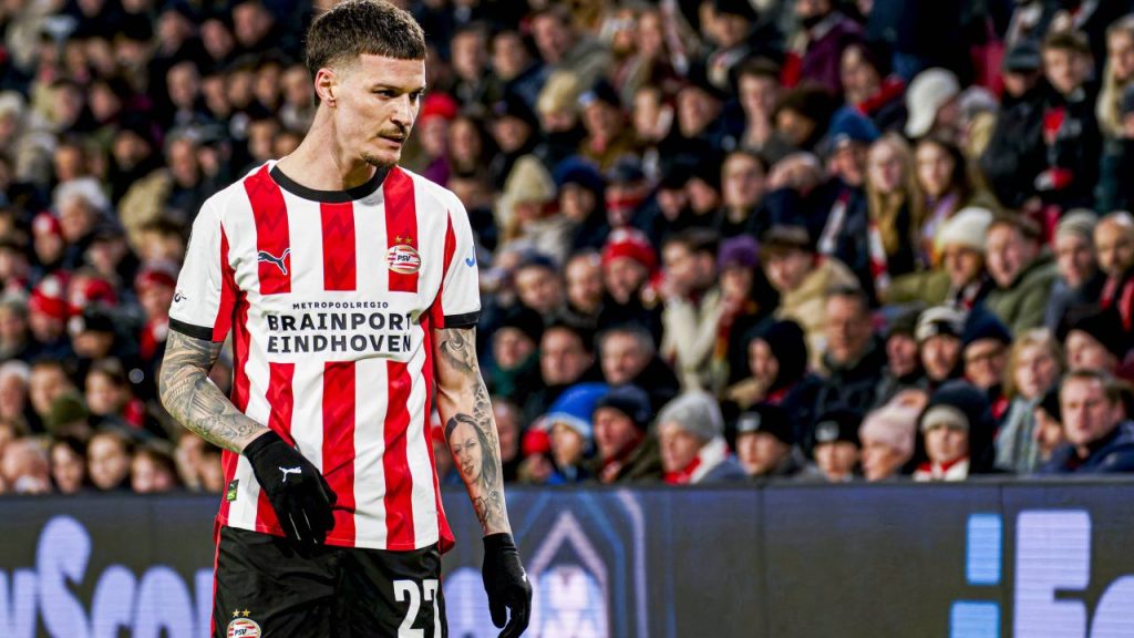 PSV Eindhoven își asigură locul în semifinalele Cupei Olandei cu o victorie concludentă asupra lui Heerenveen PSV Eindhoven a obținut o victorie categorică, învingând echipa Heerenveen cu 4-1 în sferturile de finală ale Cupei Olandei
