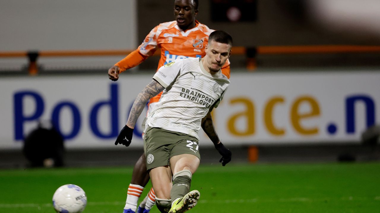 Dennis Man, din nou decisiv pentru PSV Eindhoven Dennis Man, atacantul român în vârstă de 27 de ani, continuă să își impresioneze fanii cu evoluțiile sale remarcabile în campionatul Olandei