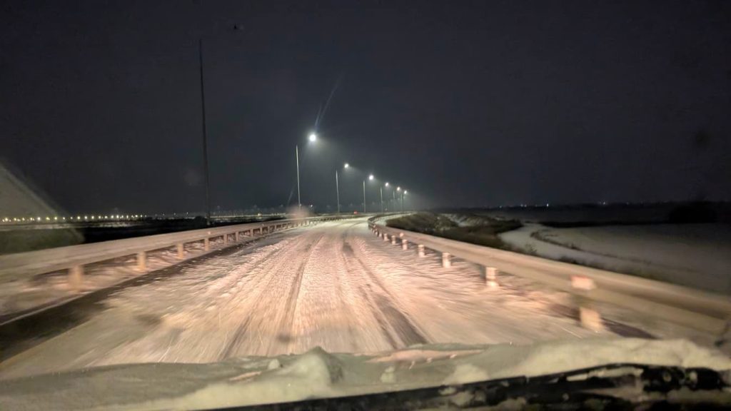 Criza deszăpezirii în jurul Bucureștiului: o infrastructură deficitară și reacții întârziate Zăpada abundentă şi temperaturile scăzute înregistrate noaptea trecută au transformat principalele traficului din jurul capitalei într-un adevărat coșmar pentru șoferi