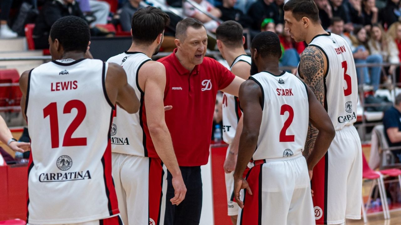 Dinamo Basket, în căutarea gloriei la Final Eight-ul Cupei Într-un cadru plin de emoție și așteptări, Oradea devine epicentrul baschetului românesc în această perioadă, găzduind Final Eight-ul Cupei