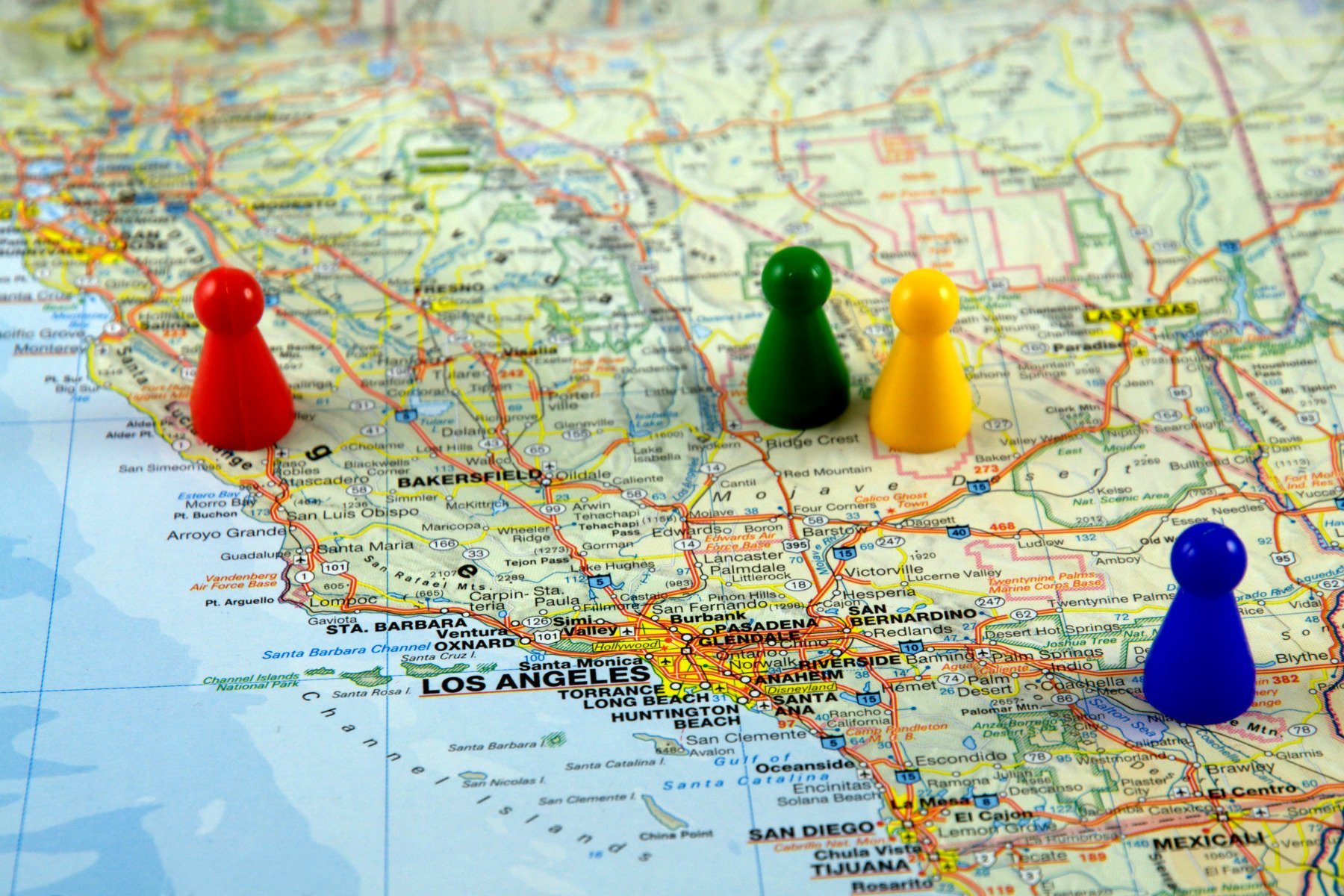 Curtea Supremă a Statelor Unite autorizează utilizarea noii hărți electorale din California, un pas care ar putea avea implicații majore pentru viitoarele alegeri de jumătate de mandat din 2026 Într-un pronunțament neașteptat, Curtea Supremă a Statelor Unite a dat undă verde autorităților californiene să aplice noua hartă electorală, o decizie care a fost primită cu acuratețe de către susținătorii modificărilor, dar critici vehemenți o consideră un instrument de manipulare politică