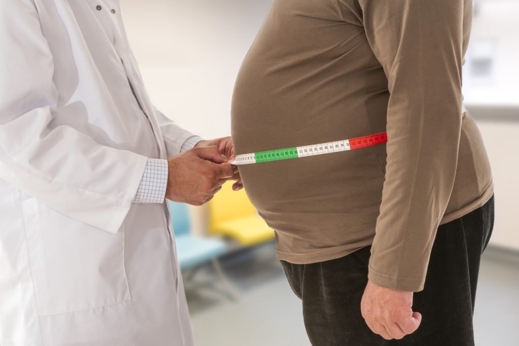 Obezitatea, un factor de risc pentru decesele provocate de boli infecțioase, devine tot mai alarmantă în raport cu datele recente ce evidențiază conexiunea strânsă între cele două probleme globale de sănătate