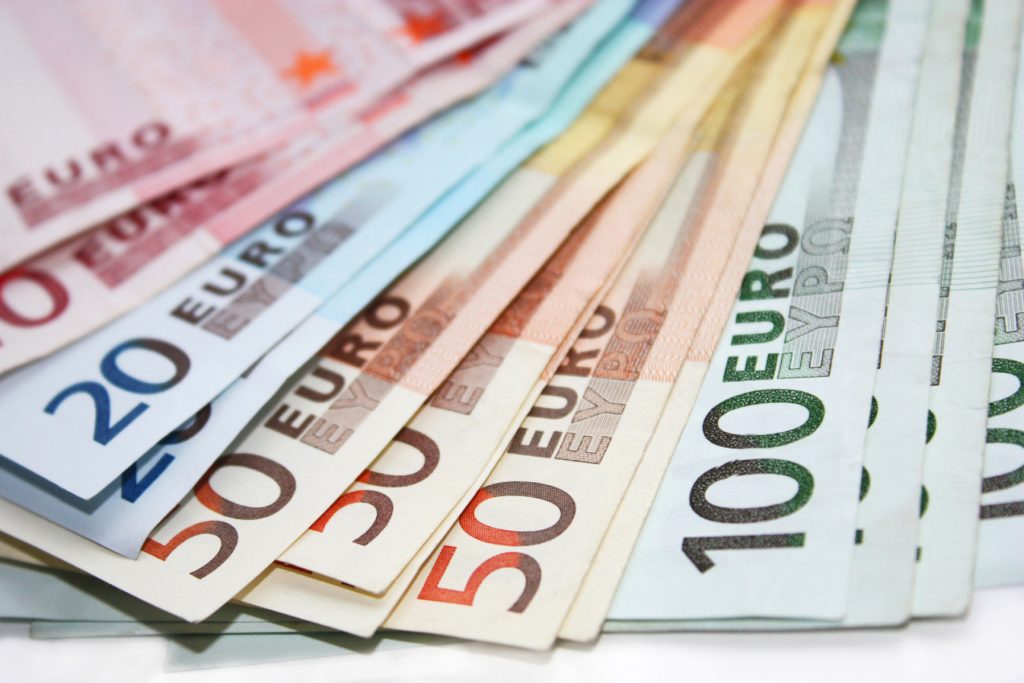 Fraude de milioane de euro în Italia, orchestrată cu ajutorul tehnologiei AI și utilizând identități false românești O rețea de fraudă digitală, utilizând inteligența artificială pentru a crea identități false, a fost descoperită recent de ofițerii Poliției Financiare din Italia
