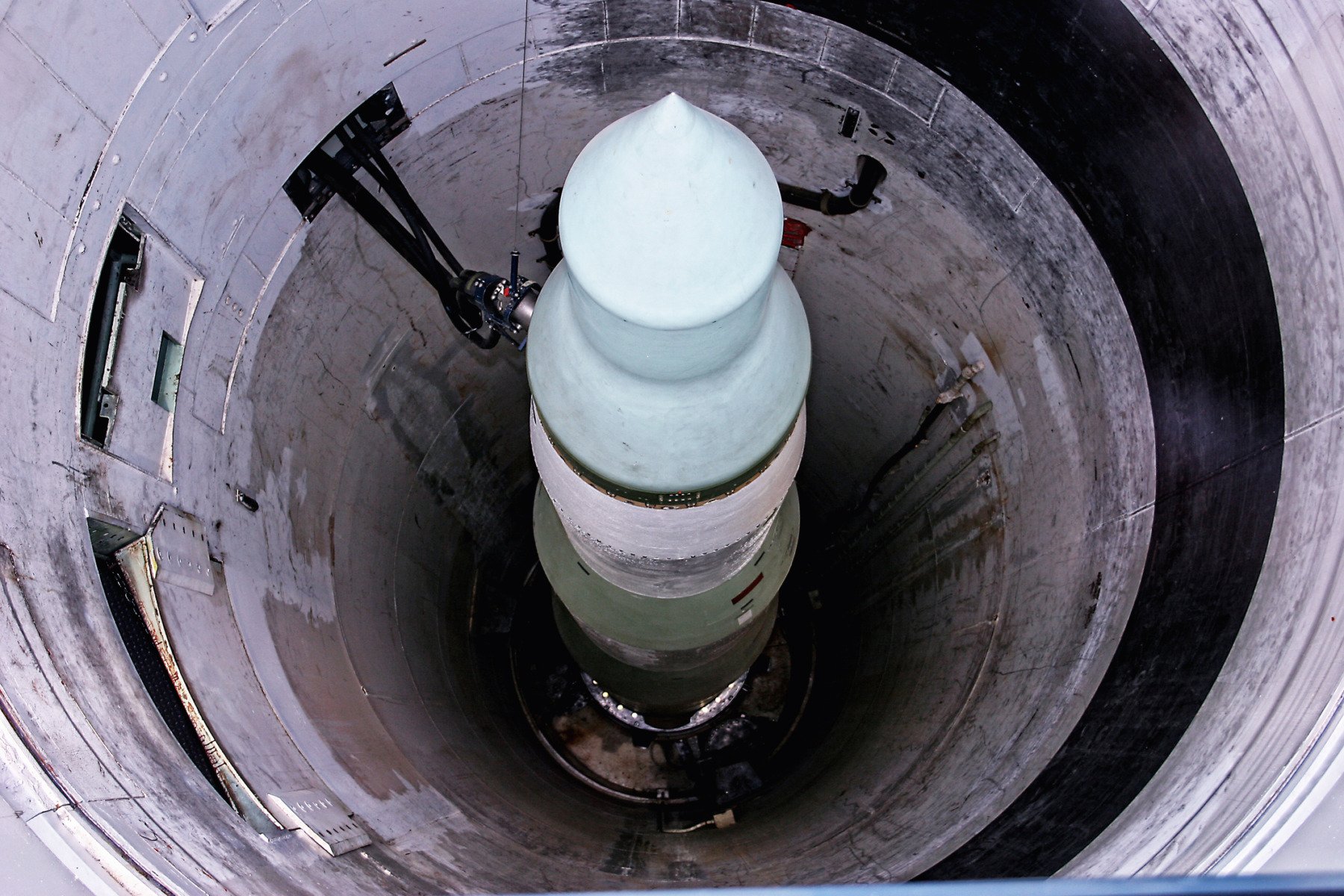 Tensiuni crescânde între occident și Iran: Angajamente dure privind dezarmarea nucleară O discuție telefonică la nivel înalt între liderii Marii Britanii și Statelor Unite a adus în prim-plan angajamente ferme și ambițioase privind controlul armamentului nuclear în Orientul Mijlociu