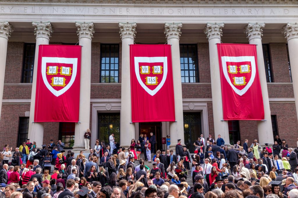 Donald Trump anunță suma pentru universitatea Harvard în contextul acuzațiilor de antisemitism și părtinire Președintele Donald Trump a făcut recent un anunț cu privire la cuantumul sumei solicitate pentru o universitate prestigioasă, într-un caz ce continuă să genereze tensiuni și controverse