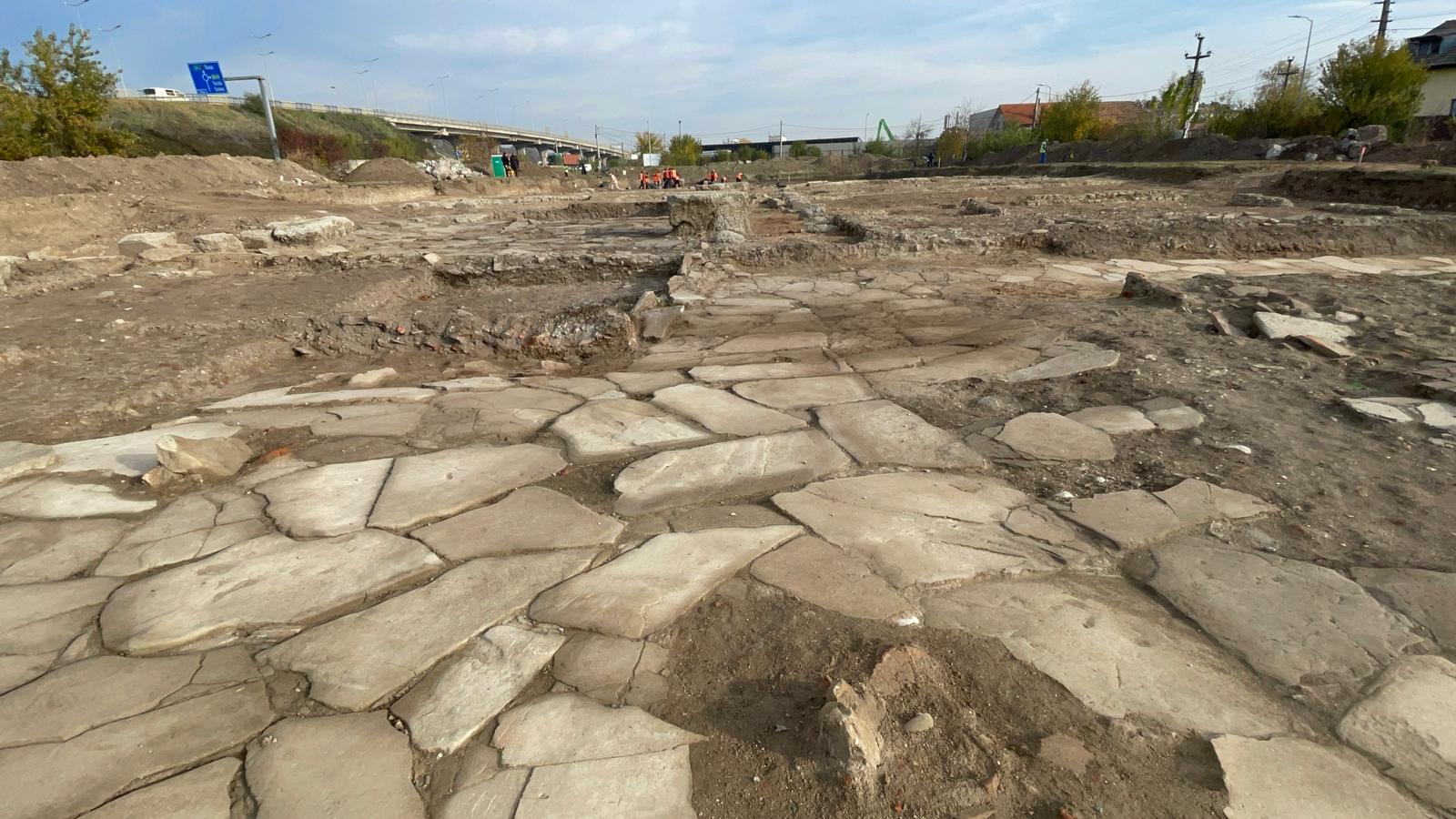 Autobază în Alba Iulia construită pe ruinele unui vestigiu roman, după un acord controversat Proiectul de construție a unei autobaze în Alba Iulia, în zona unui şantier arheologic de o importanţă majoră, a fost aprobat recent de către autoritățile locale, stârnește controverse și preocupări privind conservarea patrimoniului istoric