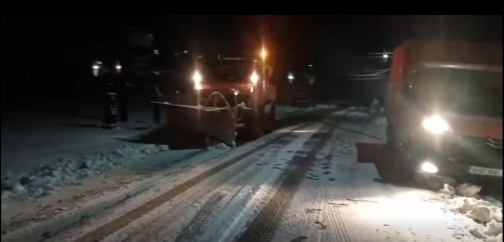 Circulația rutieră rămâne blocată pe drumurile strategice din Județul Ialomița din cauza ninsorilor abundente și a condițiilor meteorologice extreme, punând în alertă autoritățile locale și echipele de intervenție