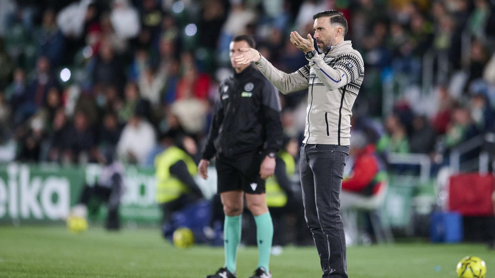 Elche rămâne fără victorie în fața Osasunei: Un 0-0 dezamăgitor Într-un meci disputat pe teren propriu, Elche a terminat la egalitate, 0-0, împotriva echipei Osasuna, într-o confruntare ce a lăsat echipa ilicită frustrată