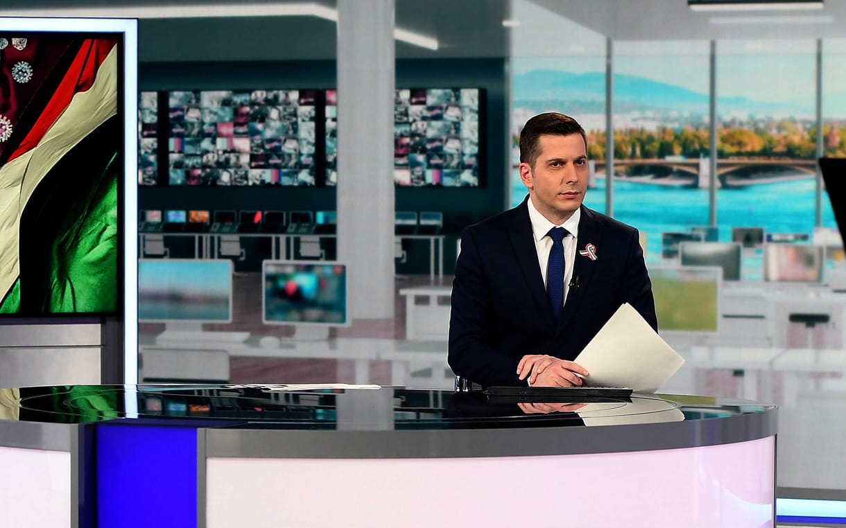 A murit Kontra György, un renumit prezentator de știri de la M1 Kontra György, cunoscut drept unul dintre cei mai îndrăgiți prezentatori ai emisiunii de știri M1, a decedat în mod tragic, conform unei postări recente pe pagina de Facebook a Rádió Smile din Kiskunfélegyháza