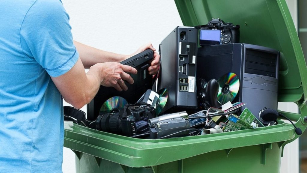 Deșeurile electronice, o problemă tot mai acută pentru mediu, pot deveni în același timp o resursă valoroasă dacă metoda de recuperare a materiilor prime se modernizează și devine mai sigură