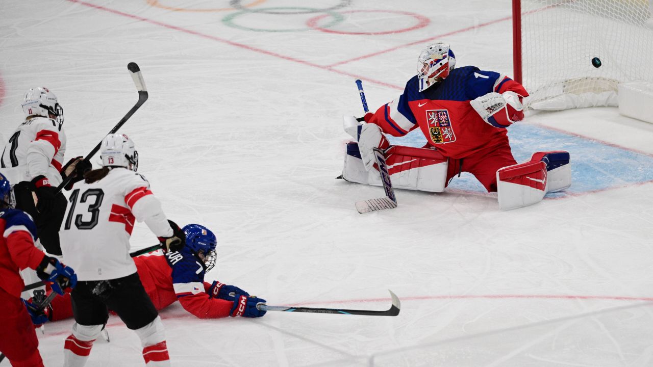 Spectacol pe gheață la Milano Cortina: Hochei în stil mare Competiția de hochei de la Milano Cortina a oferit un adevărat festin sportiv fanilor de pe întreg globul, reînnodând tradiția acestui sport emblematic în inima Alpilor