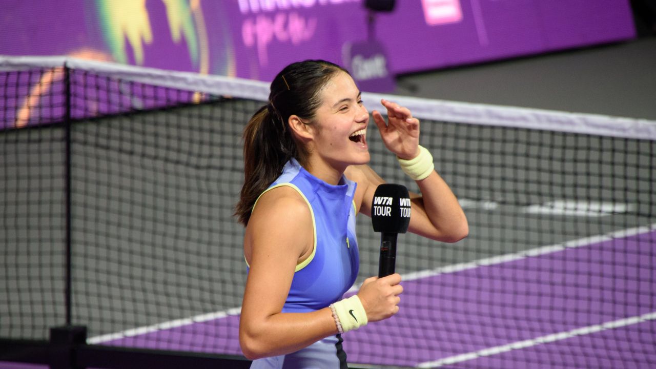 Emma Răducanu, învingătoare într-o semifinală dramatică Emma Răducanu s-a impus într-un meci de tenis care a avut toate ingredientele unei bătălii epice, în semifinala turneului internațional din Transilvania