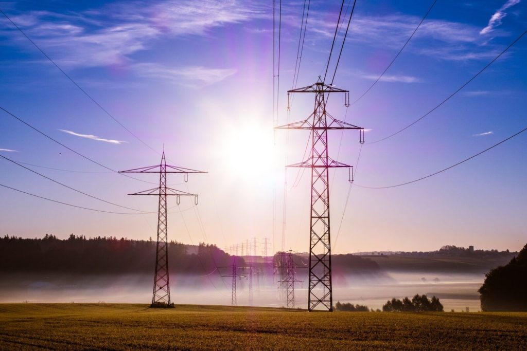 Propunere legislativă pentru mutarea liniilor electrice în subteran, pentru un teren mai valoros și sigur Un pas simbolic, dar semnificativ, spre modernizarea infrastructurii energetice a României a fost făcut zilele acestea în Parlament