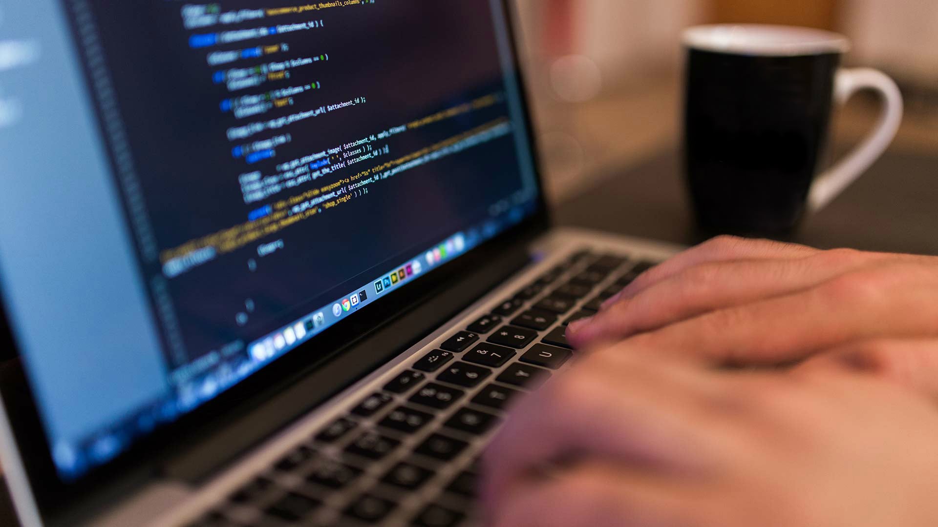 Inteligența artificială redefinește modul în care dezvoltăm software-ul, transformând-o dintr-un simplu instrument de automatizare într-o veritabilă forță de accelerare a procesului de creare a codului