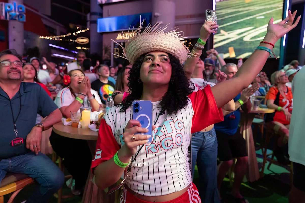 Bad Bunny Își Face Simțită Prezența la Super Bowl: Un Moment de Mândrie pentru Puerto Rico Super Bowl XL a fost mai mult decât un simplu meci de fotbal pentru puertoricanii din San Juan și nu doar pentru fanii celor doi competitori, Seahawks din Seattle și Patriots din New England