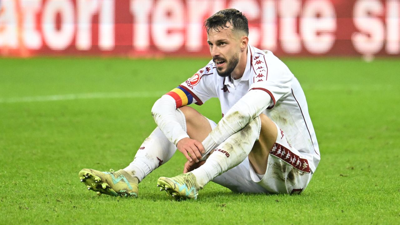 CFR Cluj înfruntă Rapid București într-un duel vital pentru Cupa României CFR Cluj va primi astăzi, de la ora 20:00, vizita echipei Rapid București într-un meci crucial pentru stabilirea peisajului final al Grupei A din Cupa României Betano