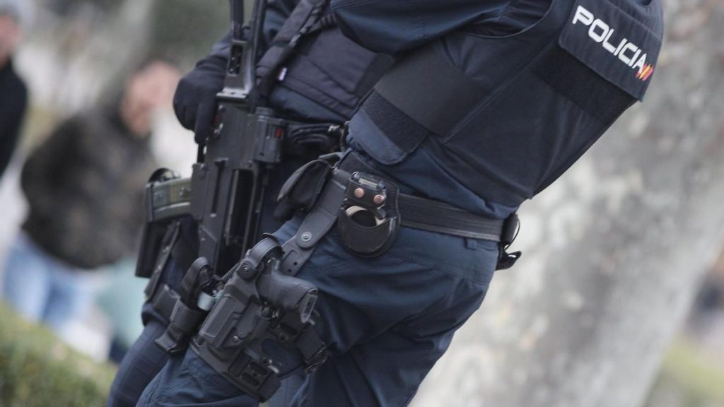 Fugitiv arestat în Madrid, căutat de autoritățile suedeze Poliția Națională a reușit să rețină în Madrid un fugitiv căutat de Suedia, suspectat de mai multe infracțiuni grave, inclusiv omucidere, vătămare corporală, trafic de droguri și apartenență la o organizație criminală