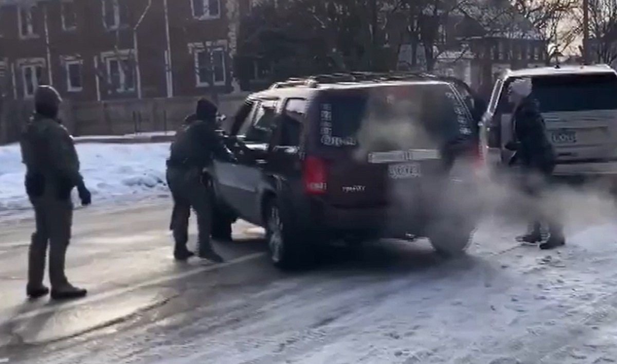 Judecător federal permite polițiștilor ICE din California să poarte măști în timpul misiunilor, dar trebuie să fie identificabili