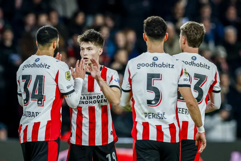 PSV Eindhoven învinge Heerenveen cu un spectaculos 4-1, asigurându-și locul în semifinale Pe Stadionul Philips din Eindhoven, PSV a demonstrat din nou puterea și determinarea sa, înregistrând o victorie convingătoare de 4-1 în fața echipei SC Heerenveen, avansând astfel în semifinalele KNVB Beker