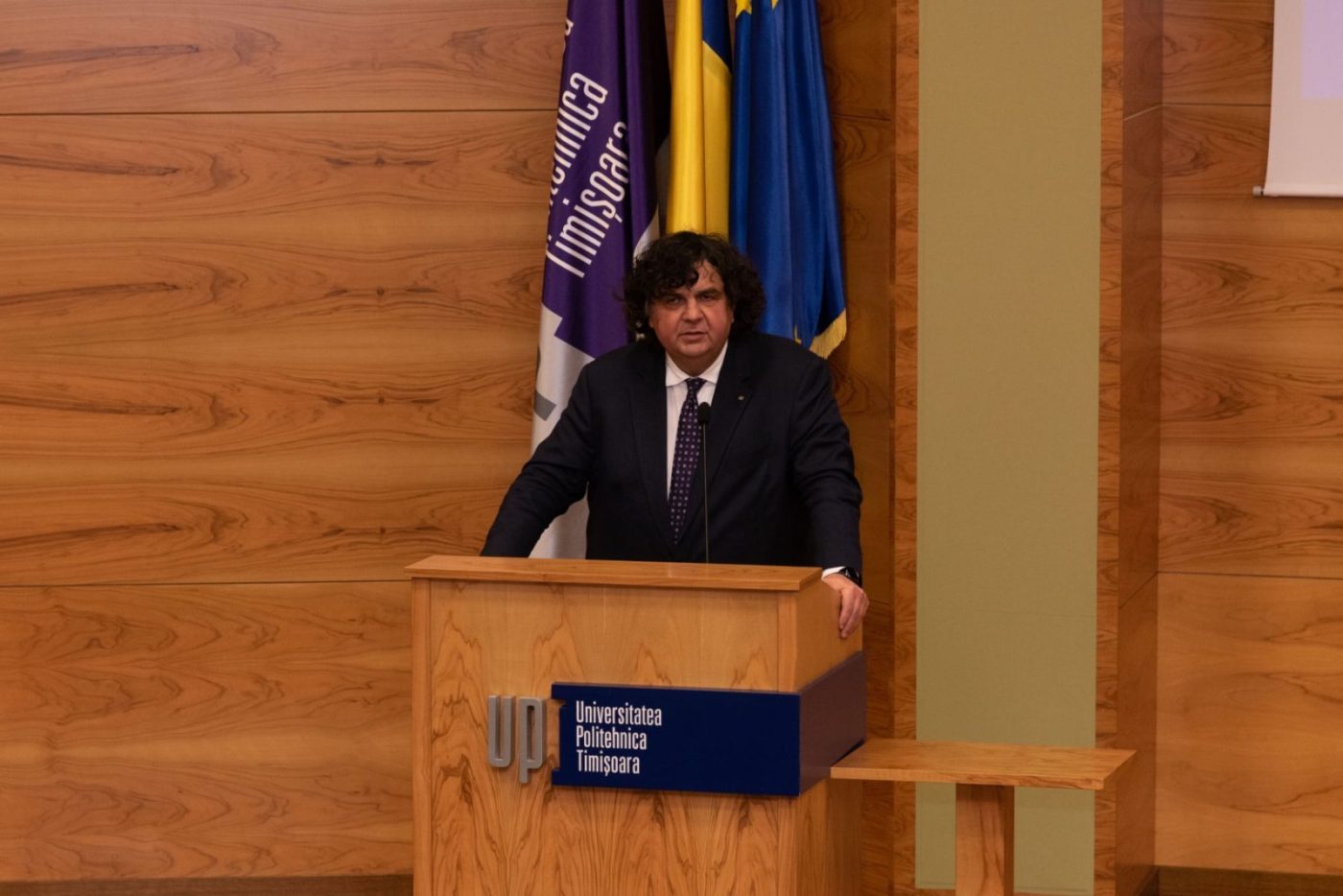 Rectorul UPT despre dificultățile financiare ale studenților: “Bursa socială acoperă doar cazarea și o masă”