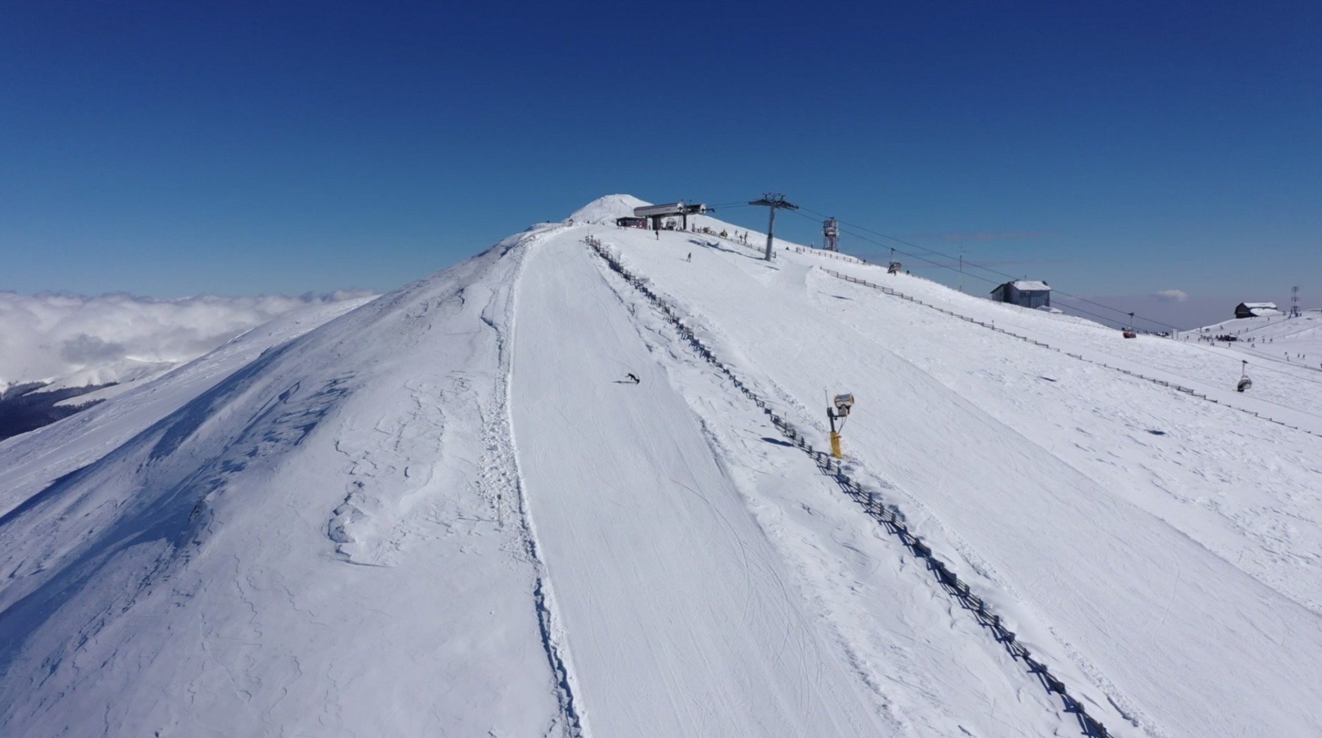 Zăpada se așterne în forță pe Valea Prahovei, iar stațiunea Sinaia devine, din nou, unul dintre cele mai căutate destinații pentru iubitorii sporturilor de iarnă