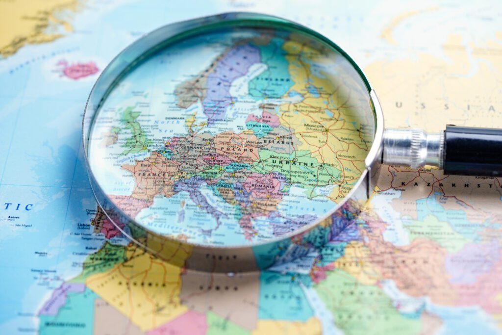 Uniunea Europeană lansează o strategie pentru consolidarea accesului la fonduri în regiunile de frontieră cu Rusia, Belarus și Ucraina Uniunea Europeană intenționează să intensifice sprijinul pentru regiunile de frontieră situate în statele membre de lângă Rusia, Belarus și Ucraina, într-un context geopolitic marcat de conflicte și instabilitate regională