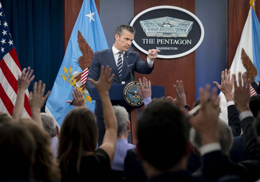Tensiuni între Pentagon și compania de AI Anthropic: Guvernul american amenință cu legislația de forțare a colaborării Ministerul Apărării din Statele Unite exercită presiuni tot mai mari asupra companiei americane de tehnologie AI, Anthropic, în contextul discuțiilor privind utilizarea modelului de inteligență artificială Claude în scopuri militare