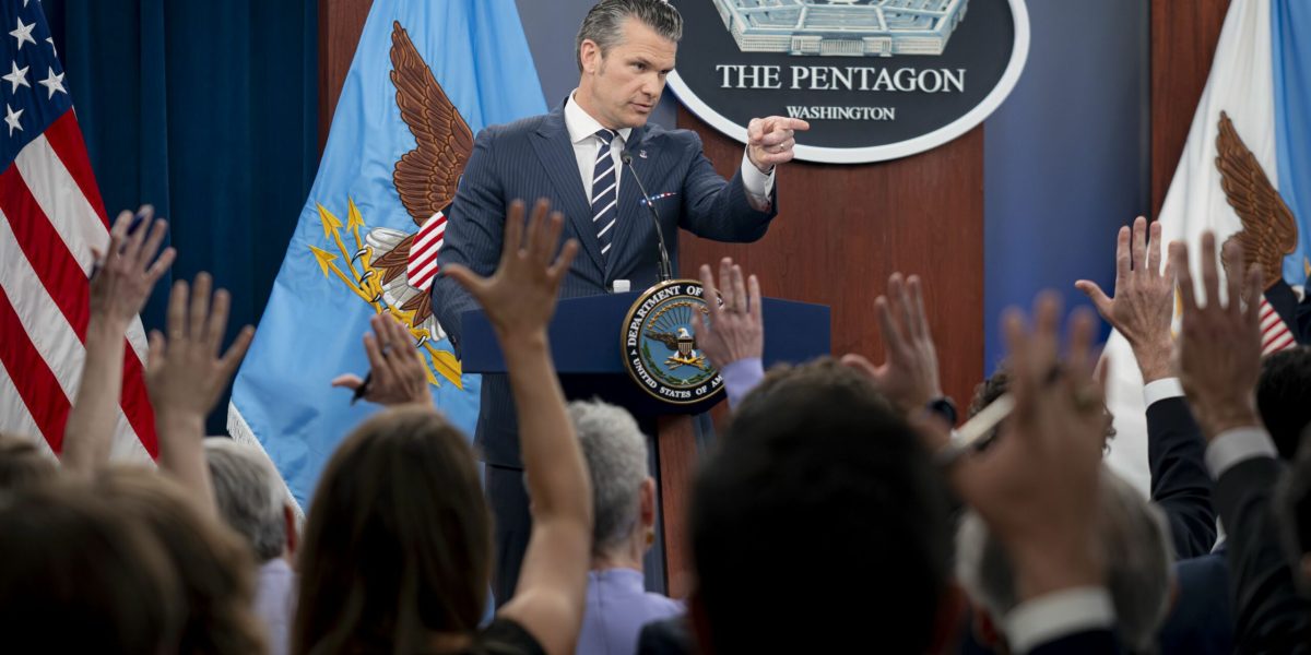 Tensiuni între Pentagon și compania de AI Anthropic: Guvernul american amenință cu legislația de forțare a colaborării Ministerul Apărării din Statele Unite exercită presiuni tot mai mari asupra companiei americane de tehnologie AI, Anthropic, în contextul discuțiilor privind utilizarea modelului de inteligență artificială Claude în scopuri militare