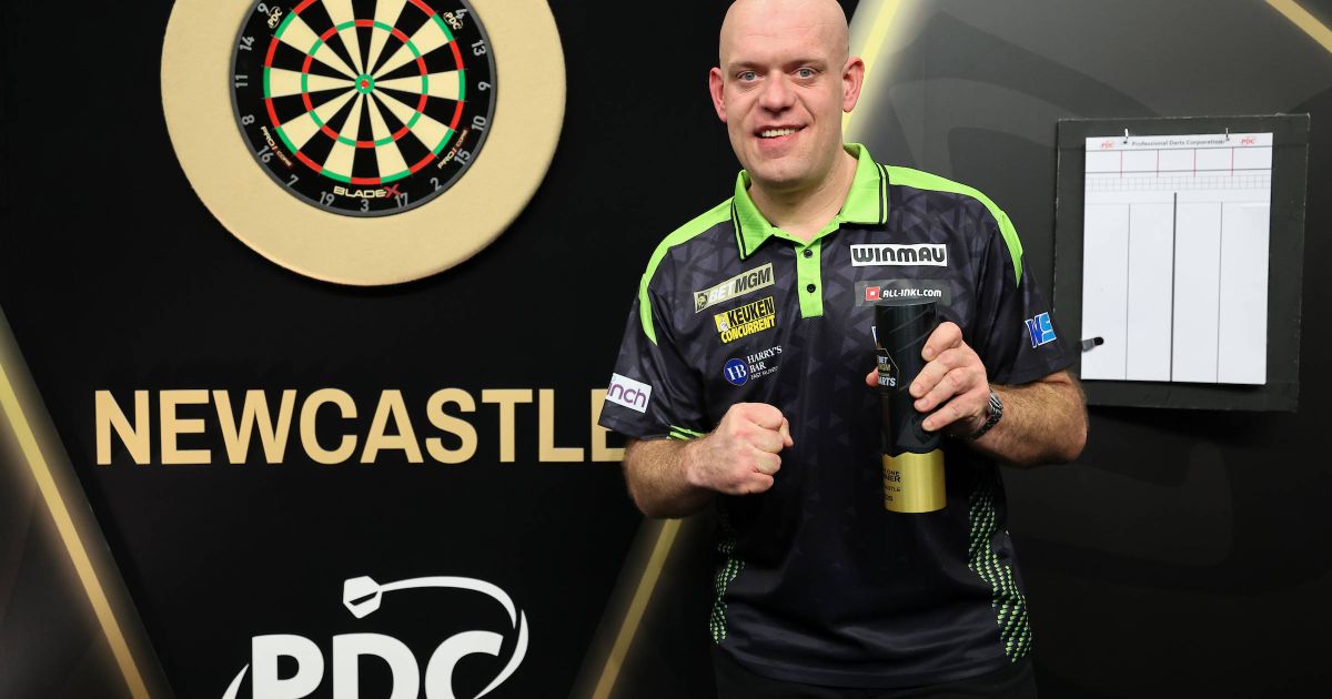 Victory with unspoken words: Momentul viral al lui Michael van Gerwen în Premier League Darts Michael van Gerwen a reușit să transforme o victorie deja memorabilă în prima noapte a Premier League Darts 2026 într-un moment de viralitate pe rețelele sociale, dar nu prin forma sa de joc, ci printr-o exprimare mai puțin ortodoxă în timpul interviului de după meci