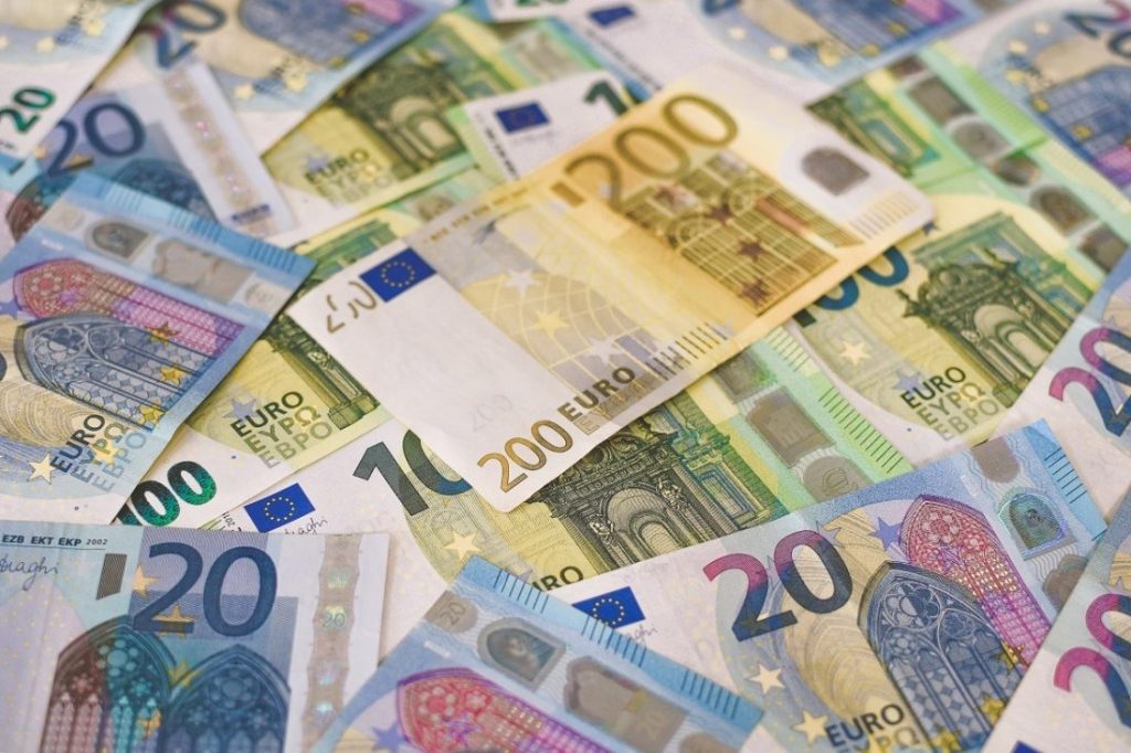 Guvernul României pregătește un pachet major de relansare economică, cu un buget de un miliard de euro, destinat sprijinirii investițiilor mari și transformării structurale a economiei naționale