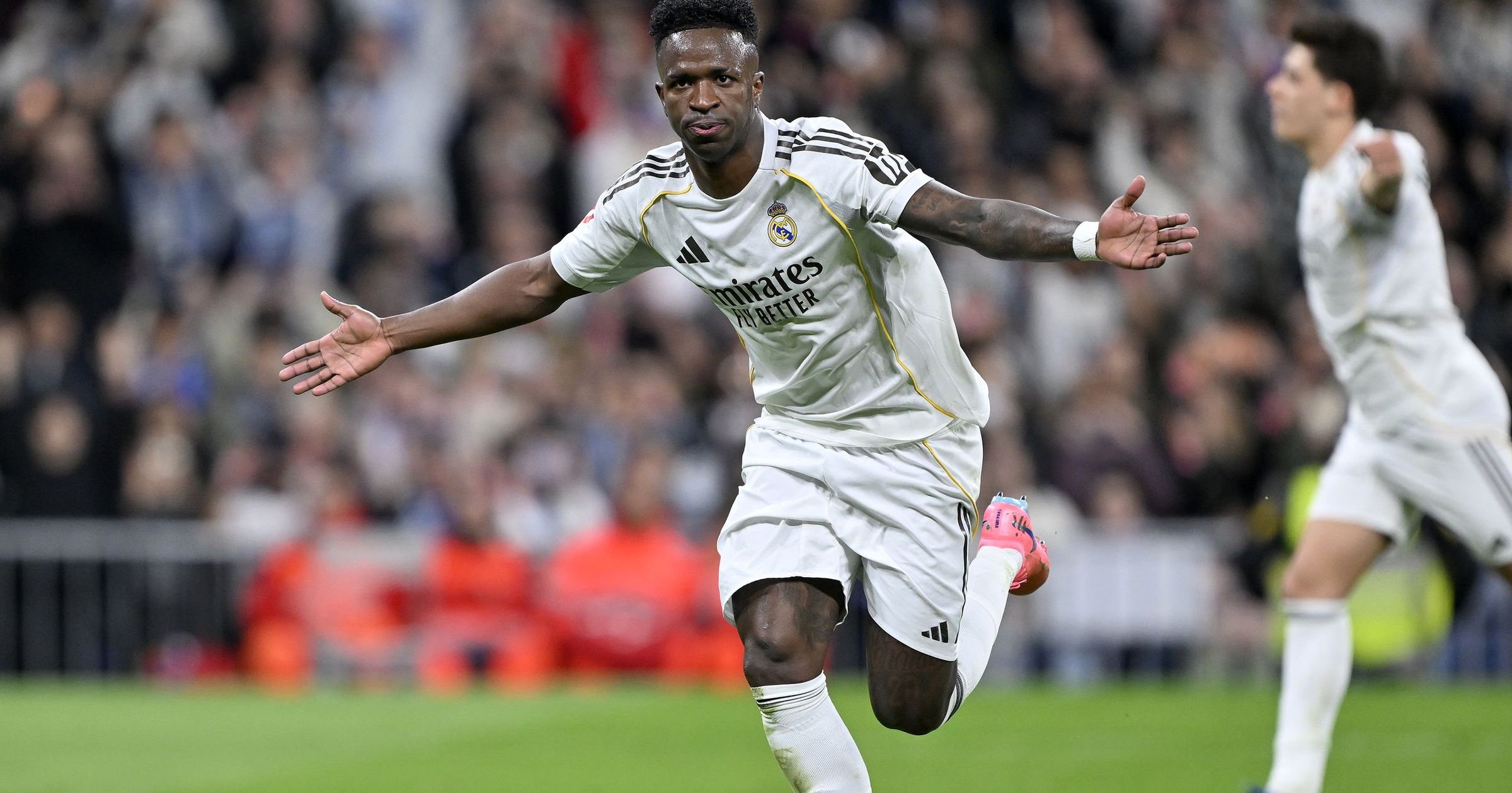 Sănmărtean: „Un 0-5 pe Old Trafford m-a schimbat în bine” Lucian Sănmărtean, cunoscut drept „Magicianul” fotbalului românesc, s-a deschis într-un interviu emoționant care va fi difuzat pe Eurosport 2, sâmbătă, la ora 14:00